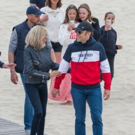 Emmanuel Macron, de mână cu soția sa, la plajă