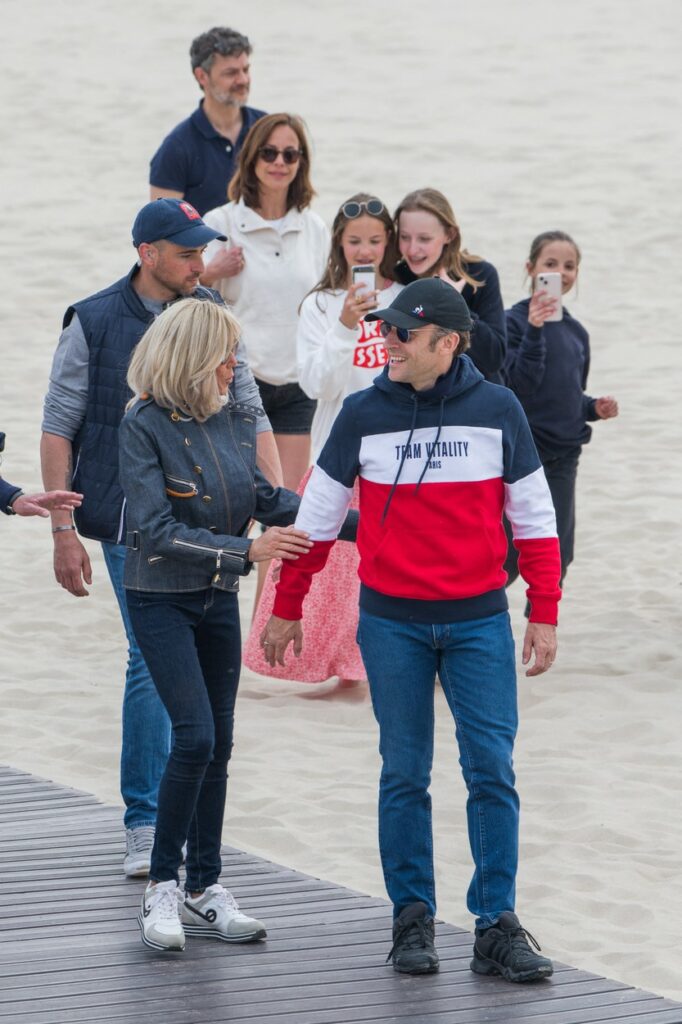 Emmanuel Macron, de mână cu soția sa, la plajă
