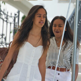 Surorile Obama, în haine albe, în timp ce se află la o plimbare