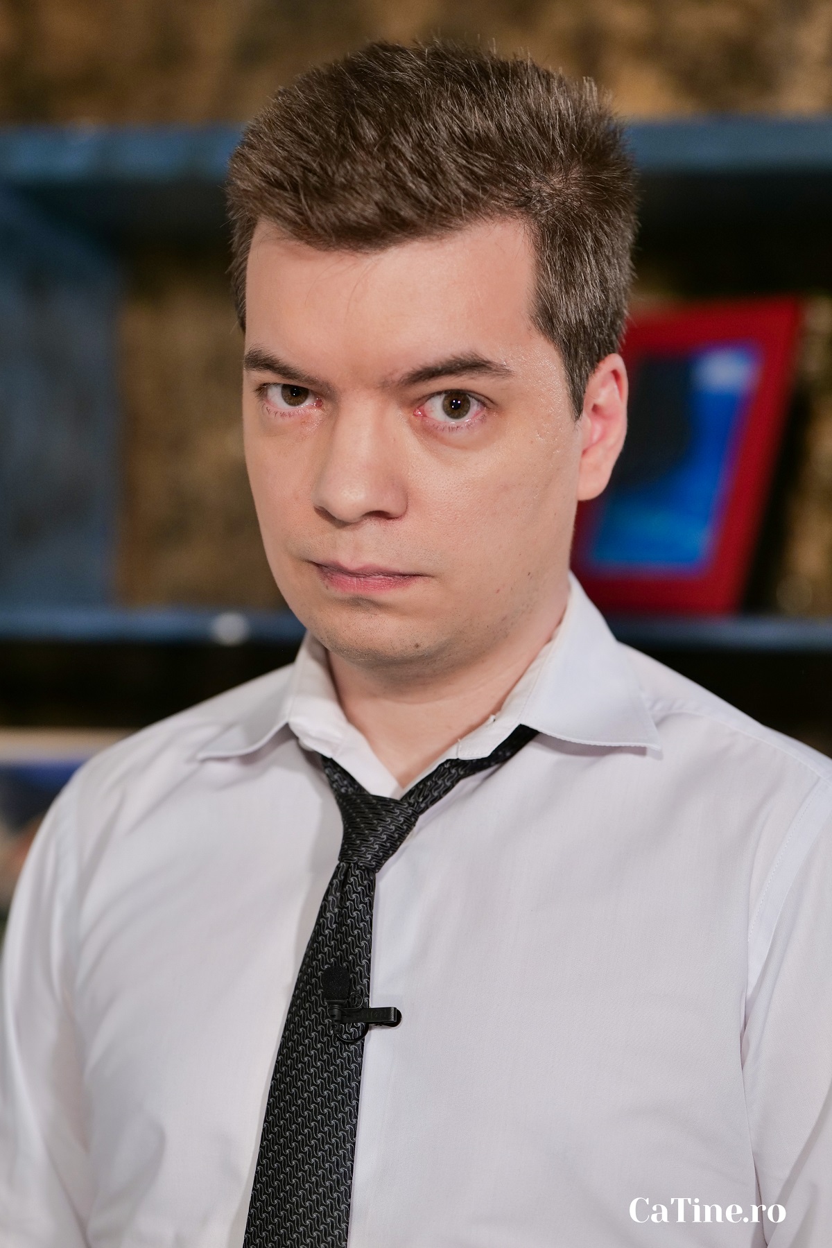 Toma Alexandru într-o cămașă albă în timp ce este fotografiat pentru interviul CaTine.ro