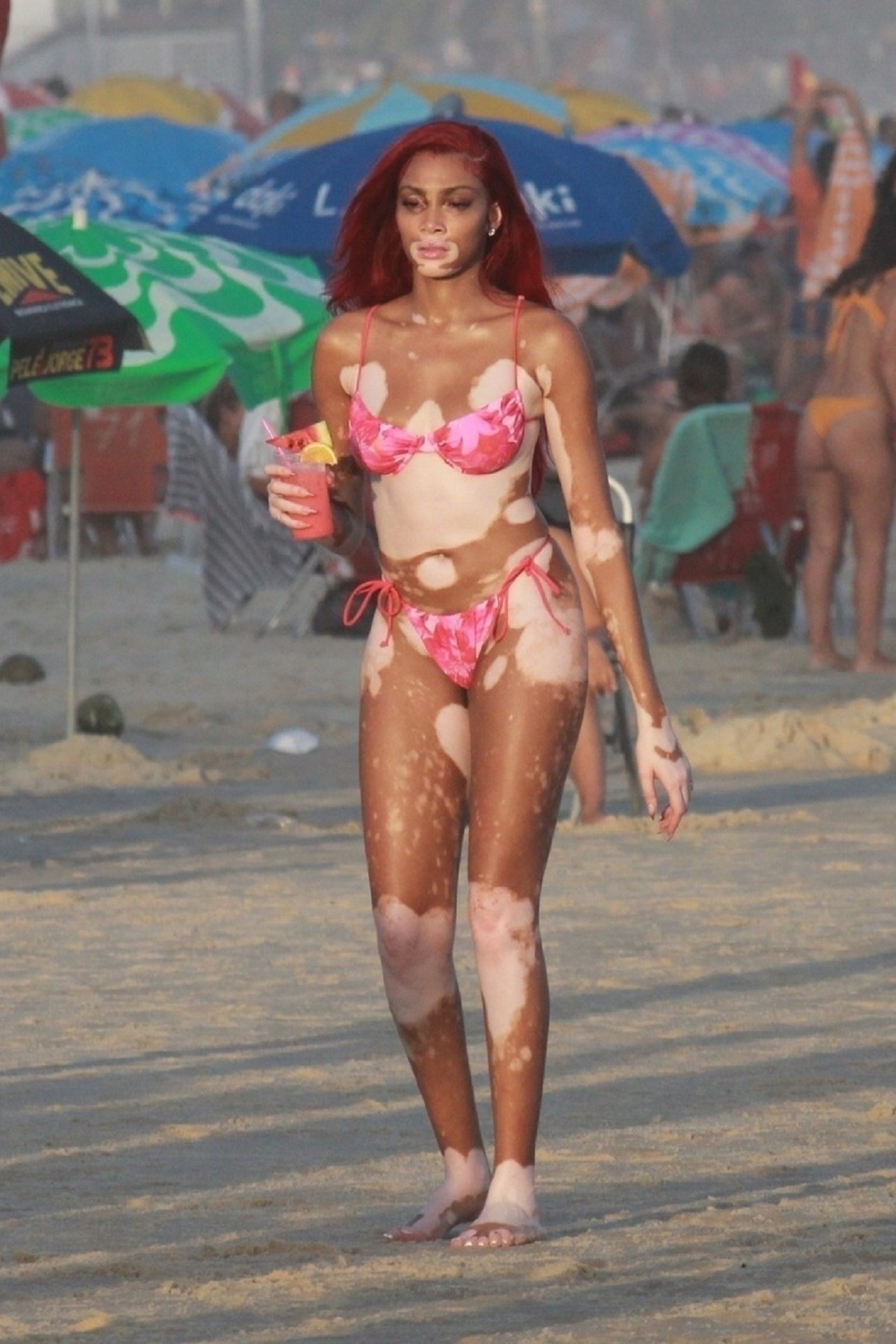 Winnie Harlow într-un costum minuscul din două piese pe o plajă din Rio de Janeiro