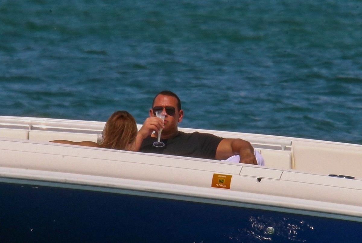 Alex Rogriguez într-un tricou albastru în timp ce se află pe iahtul său alături de o blondă misterioasă