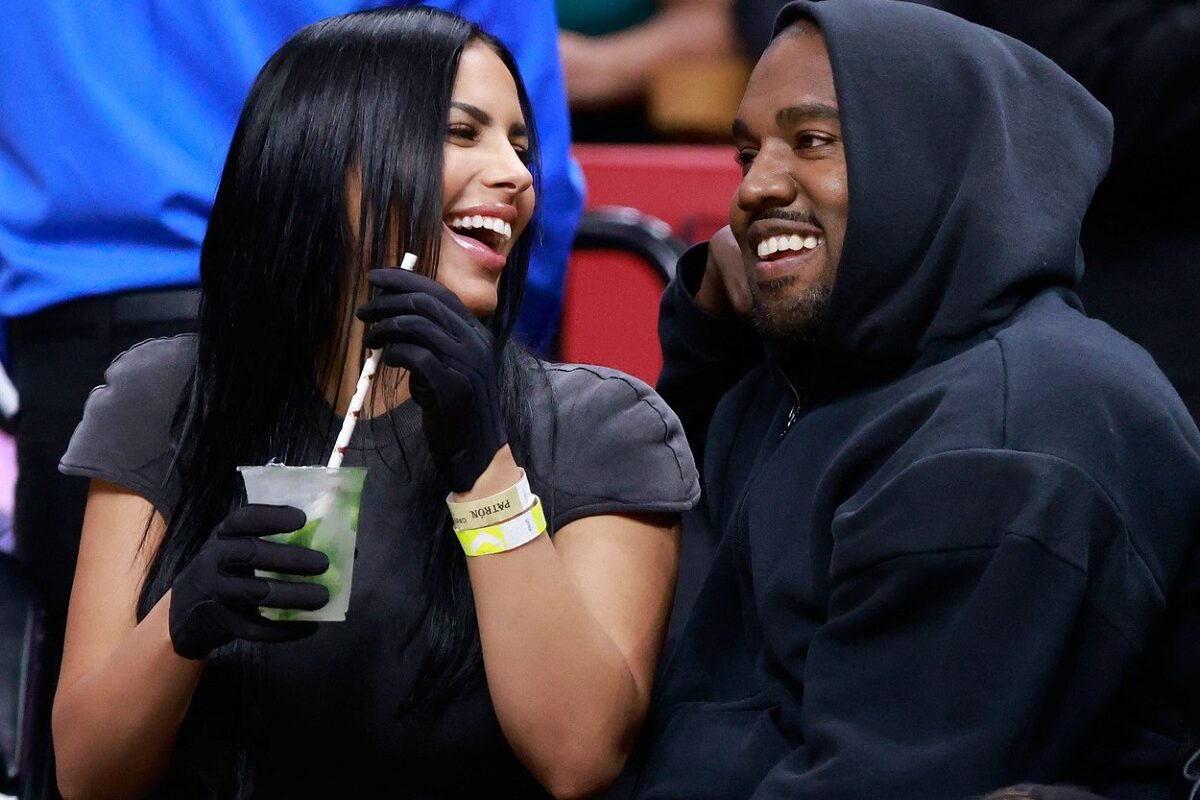 Chaney Jones alături de Kanye West în timpul unui meci de baschet