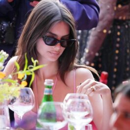 Emily Ratajkowski în timp ce stă la o masă la un eveniment privat