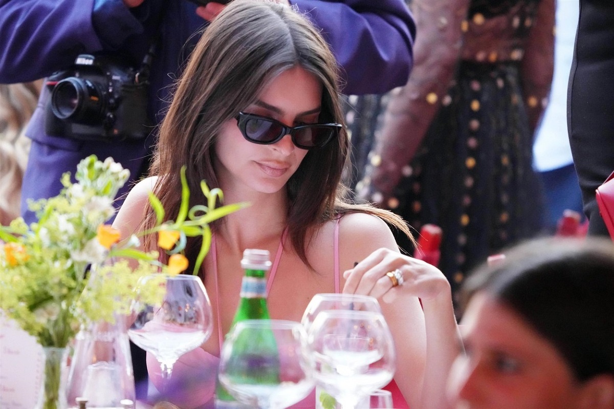 Emily Ratajkowski în timp ce stă la o masă la un eveniment privat