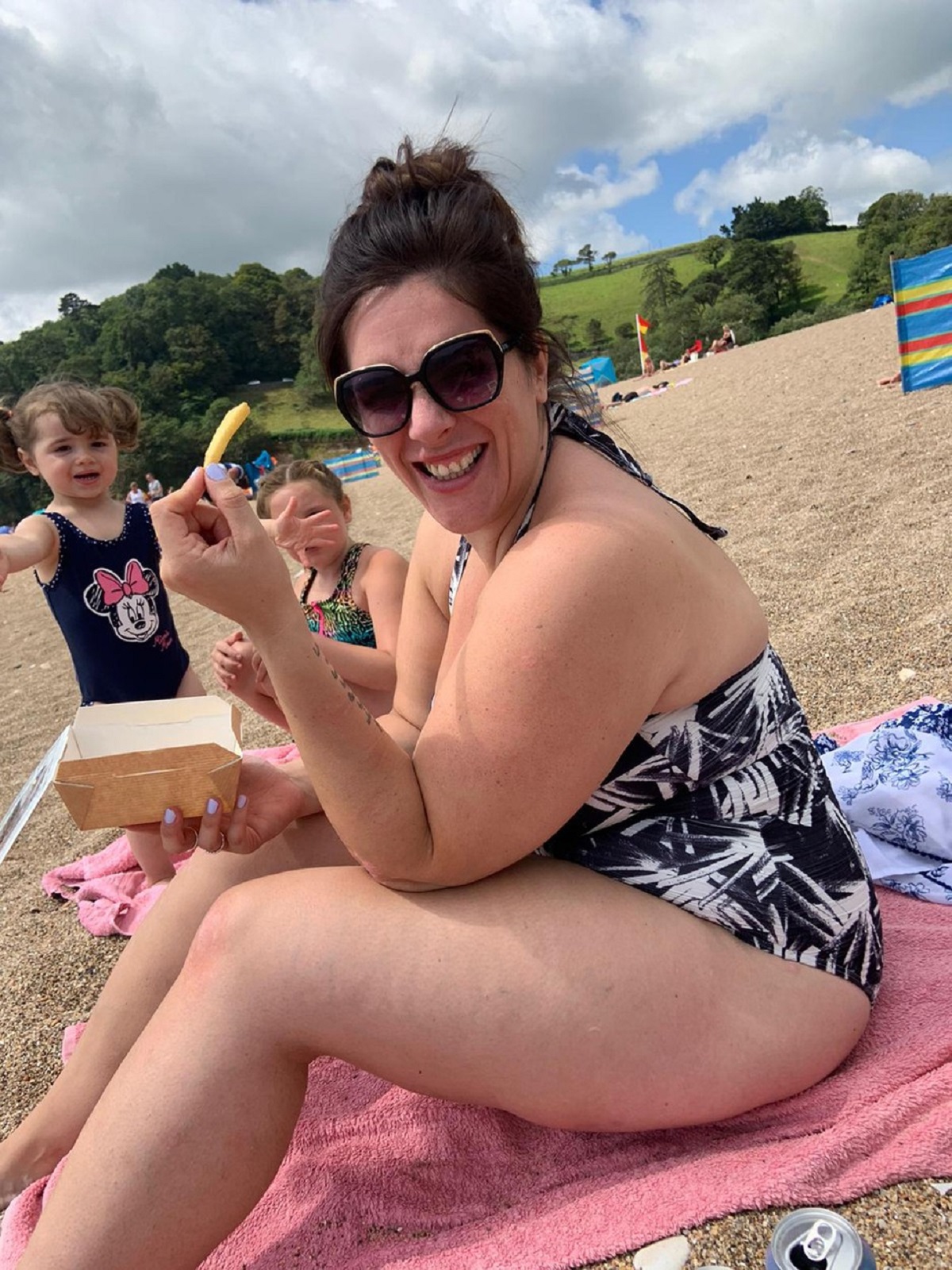Grace Whyte într-un costum de baie în timp ce mănâncă pe plajă atunci când obișnuia să cântărească 118 kg