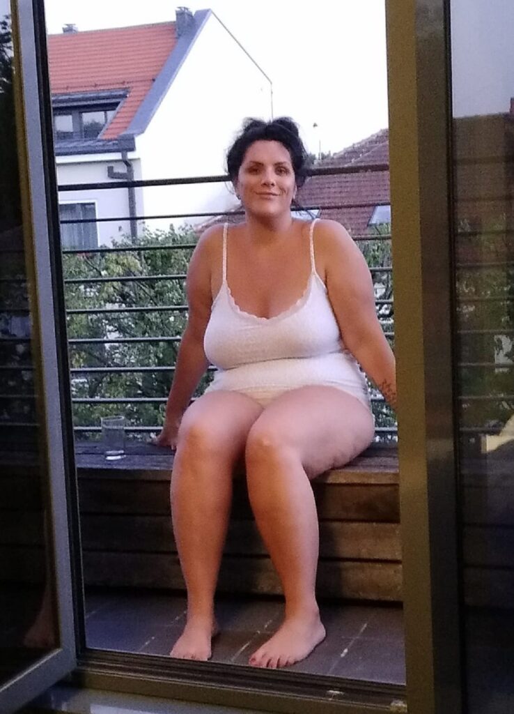 Grace Whyte într-o pijama albă înainte să slăbească de la 118 kg la 65 kg