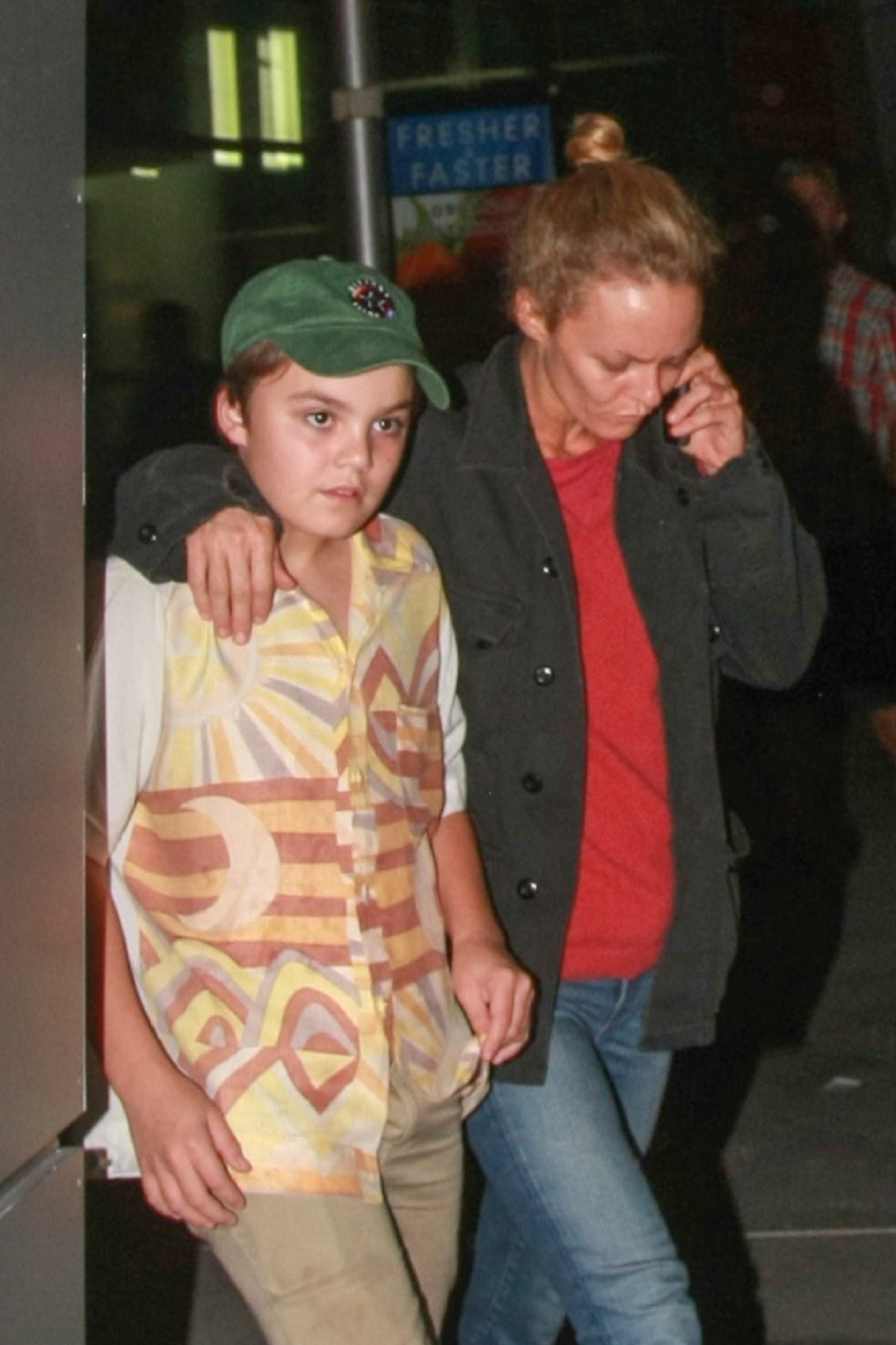 John Jack Depp în timp ce se plimbă alături de mama sa, Vanessa Paradis