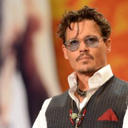 Johnny Depp la costum în timp ce ia parte la premiera filmului Lone Ranger din Japonia