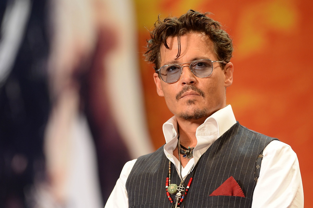 Johnny Depp la costum în timp ce ia parte la premiera filmului Lone Ranger din Japonia