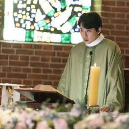 Actorul Kim Nam Gil în rolul preotului Kim Hae-Il într-o scenă în biserică în serialul coreean The Fiery Priest