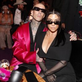 Kourtney Kardashian alături de Travis Barker în timp ce iau parte la Premiile Grammy 2022
