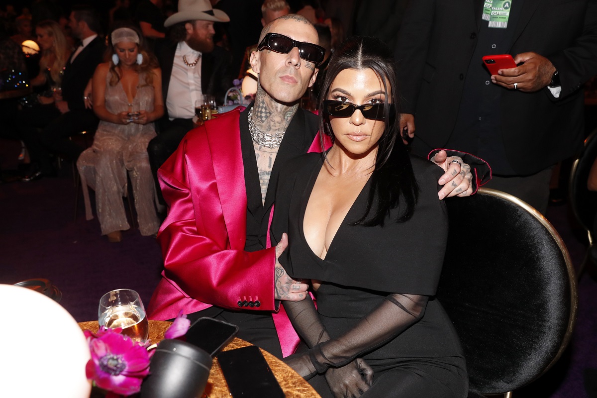 Kourtney Kardashian alături de Travis Barker în timp ce iau parte la Premiile Grammy 2022