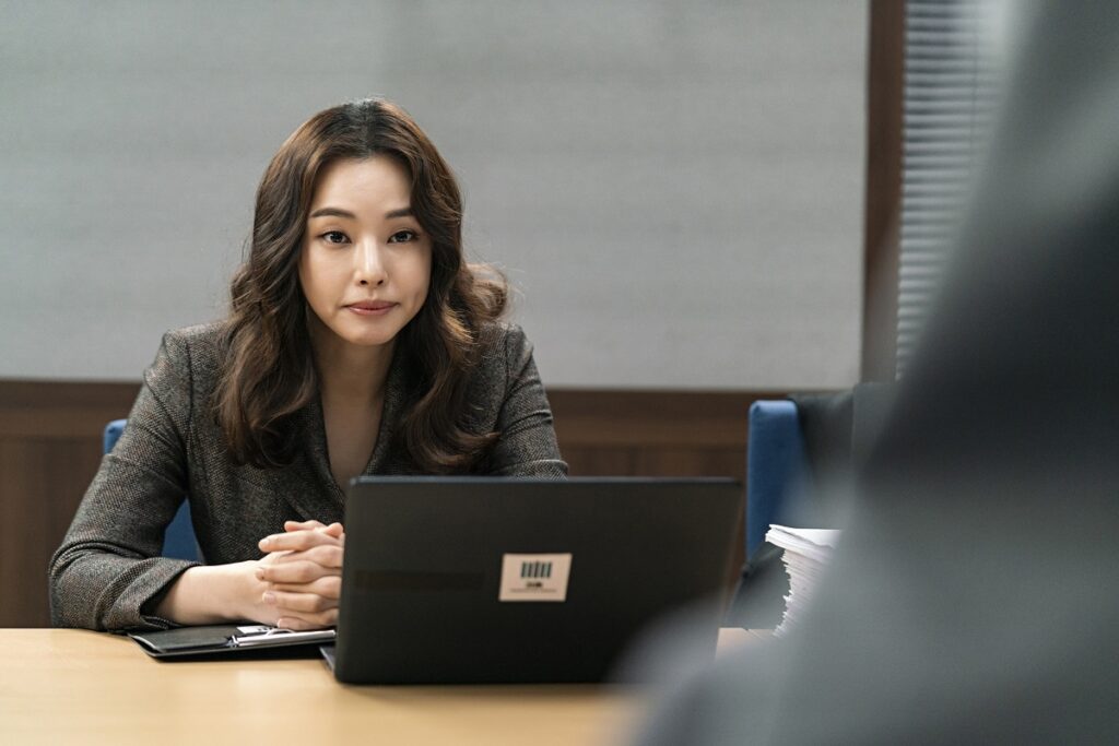Actrița Lee Hanee în rolul personajului Park Kyung Sun