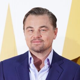 Leonardo DiCaprio la costum în timp ce pozează pe covorul roșu la Premiile Oscar 2019