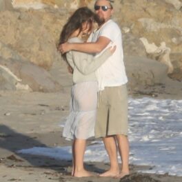Leonardo DiCaprio în timp ce o îmbrățișează pe Camila Morrone pe o plajă