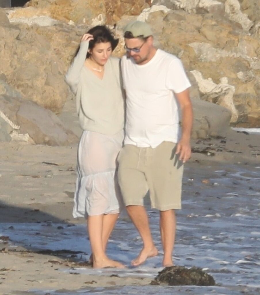 Leonardo DiCaprio și Camila Morrone în timpul unei plimbări romantice pe plajă