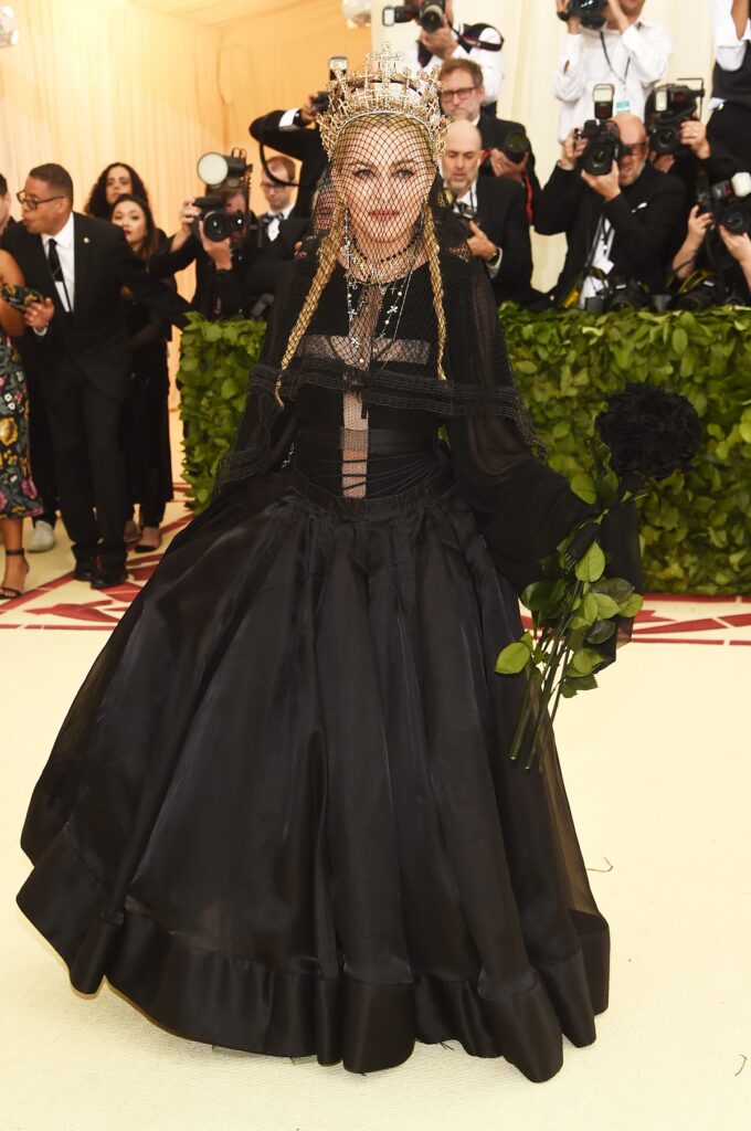 Madonna într-o rochie neagr, în stil gothic, în timp ce pozează pe covorul roșu la Met Gala 2018