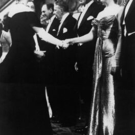 Fotografiile alb negru de la întâlnirea Reginei Elisabeta cu Marilyn Monroe