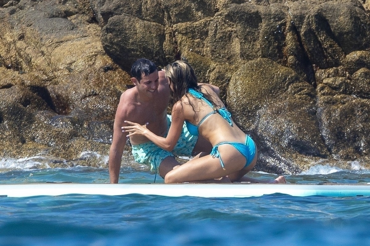 Sophia Stalloneîntr-un costum de baie albastru în timp ce se distrează alături de Grant Sholem