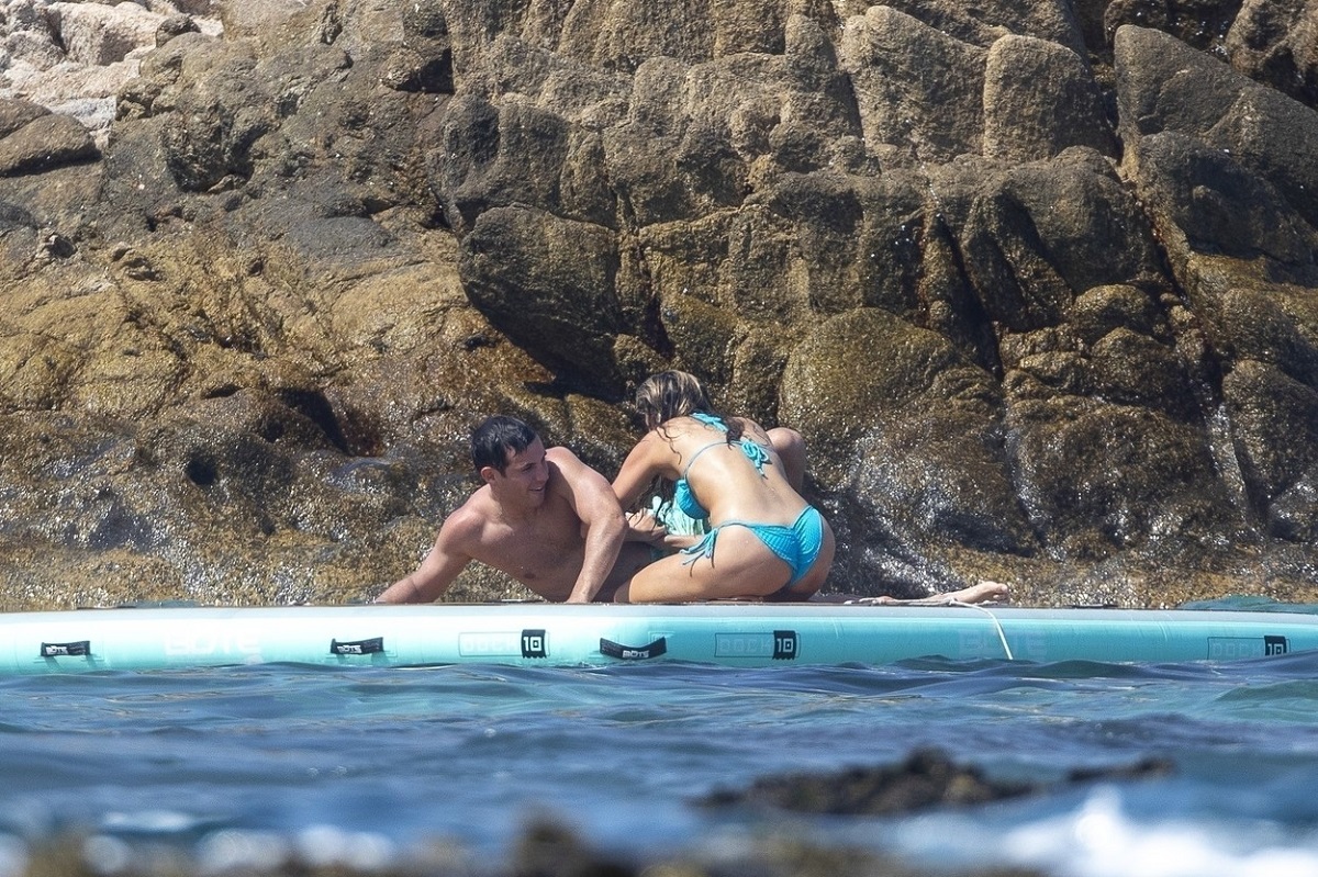 Sophia Stallone în timp ce se tachinează cu Grant Sholem în vacanța din Cabo, Mexic