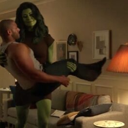 Tatiana Maslany în timp ce ține un bărbat în brațe într-o scenă din noul serial Marvel, She-Hulk