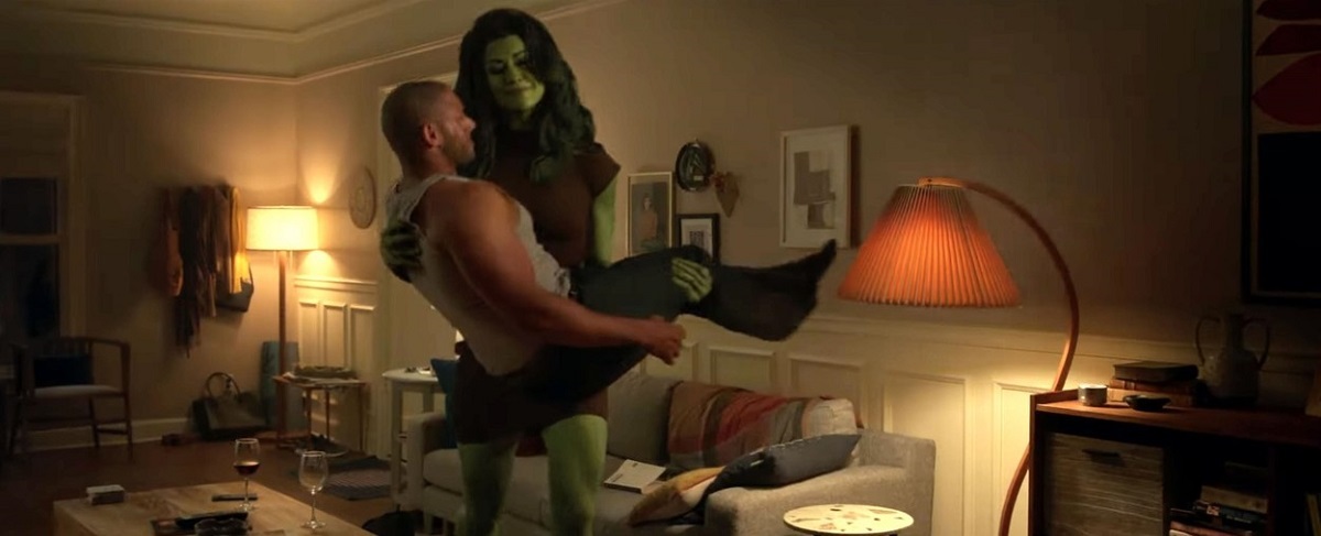 Tatiana Maslany în timp ce ține un bărbat în brațe într-o scenă din noul serial Marvel, She-Hulk