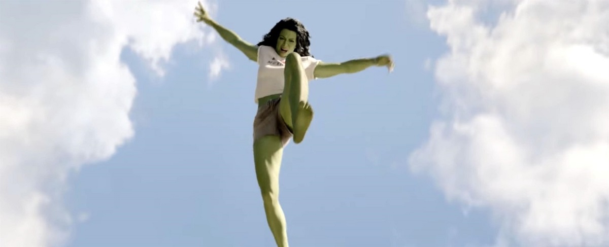Tatiana Maslany într-un tricou alb și o pereche de pantaloni scurți într-o scenă din She-Hulk