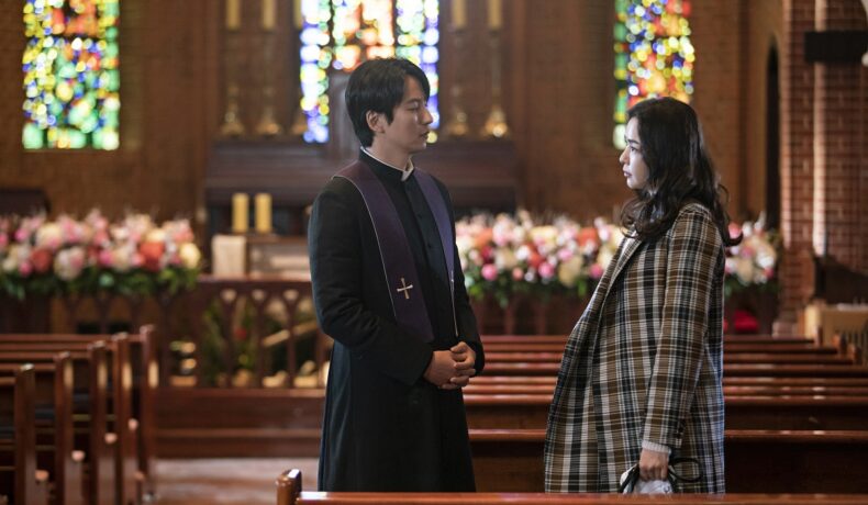 Kim Nam Gil alături de Lee Hanee ca actorii principali din serialul coreean The Fiery Priest