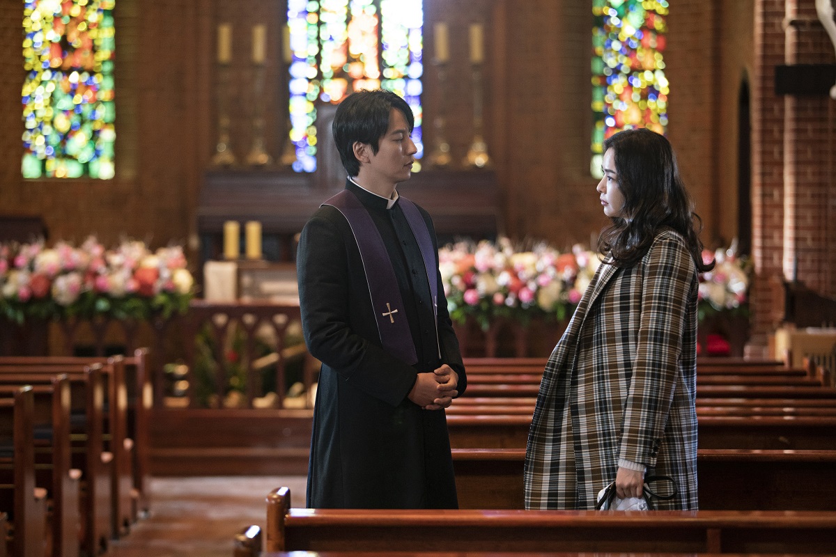Kim Nam Gil alături de Lee Hanee ca actorii principali din serialul coreean The Fiery Priest