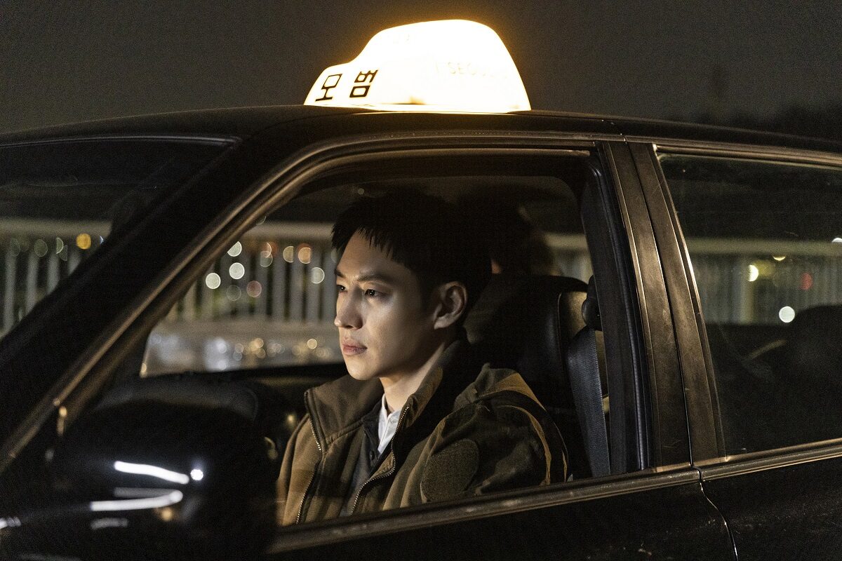 Lee Je-Hoon în rolul personajului Kim Do Ki în timp ce conduce un taxi