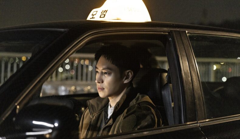 Lee Je-Hoon în rolul personajului Kim Do Ki în timp ce conduce un taxi