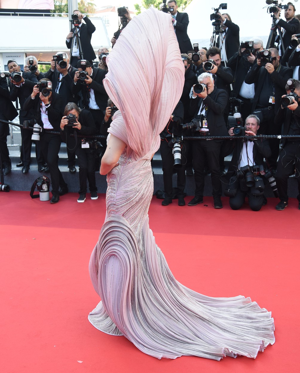 Aishwarya Rai, cu spatele, fotografiată din toate părțile, la Festivalul de Film de la Cannes