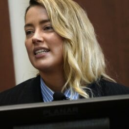 Amber Heard, zâmbitoare, în fața juraților din procesul cu Johnny Depp