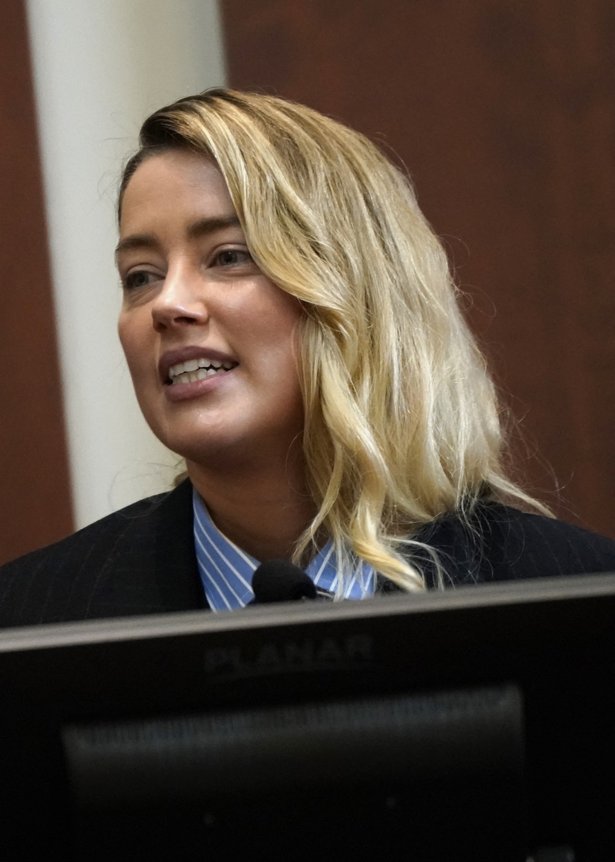 Amber Heard, zâmbitoare, în fața juraților din procesul cu Johnny Depp