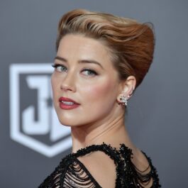 Amber Heard într-o rochie alegantă în timp ce ia parte la premiera filmului Justice League din anul 2017