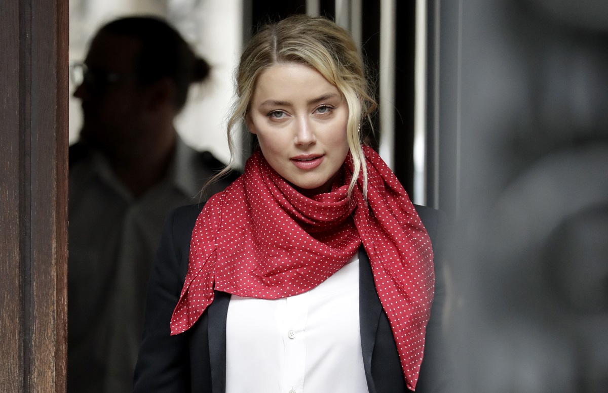 Amber Heard în timp ce părăsește tribunalul în urma procesului avut cu Johnny Depp