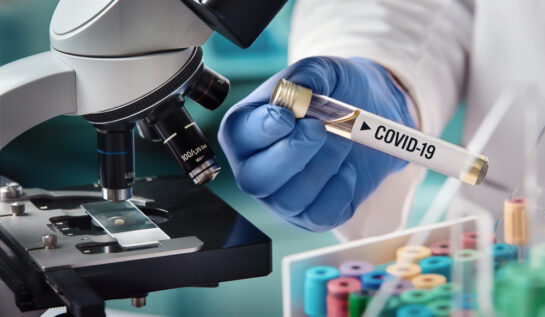 Un medic care face analize Covid-19 în laborator