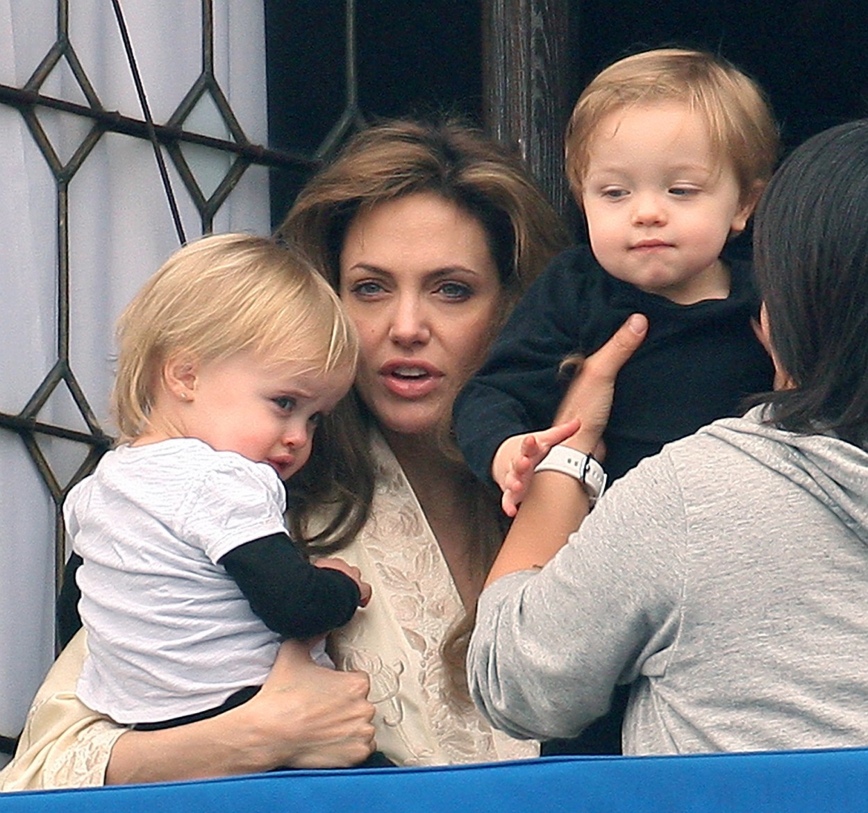 Angelina Jolie, cu gemenii în brațe, în timp ce aceștia erau bebeluși