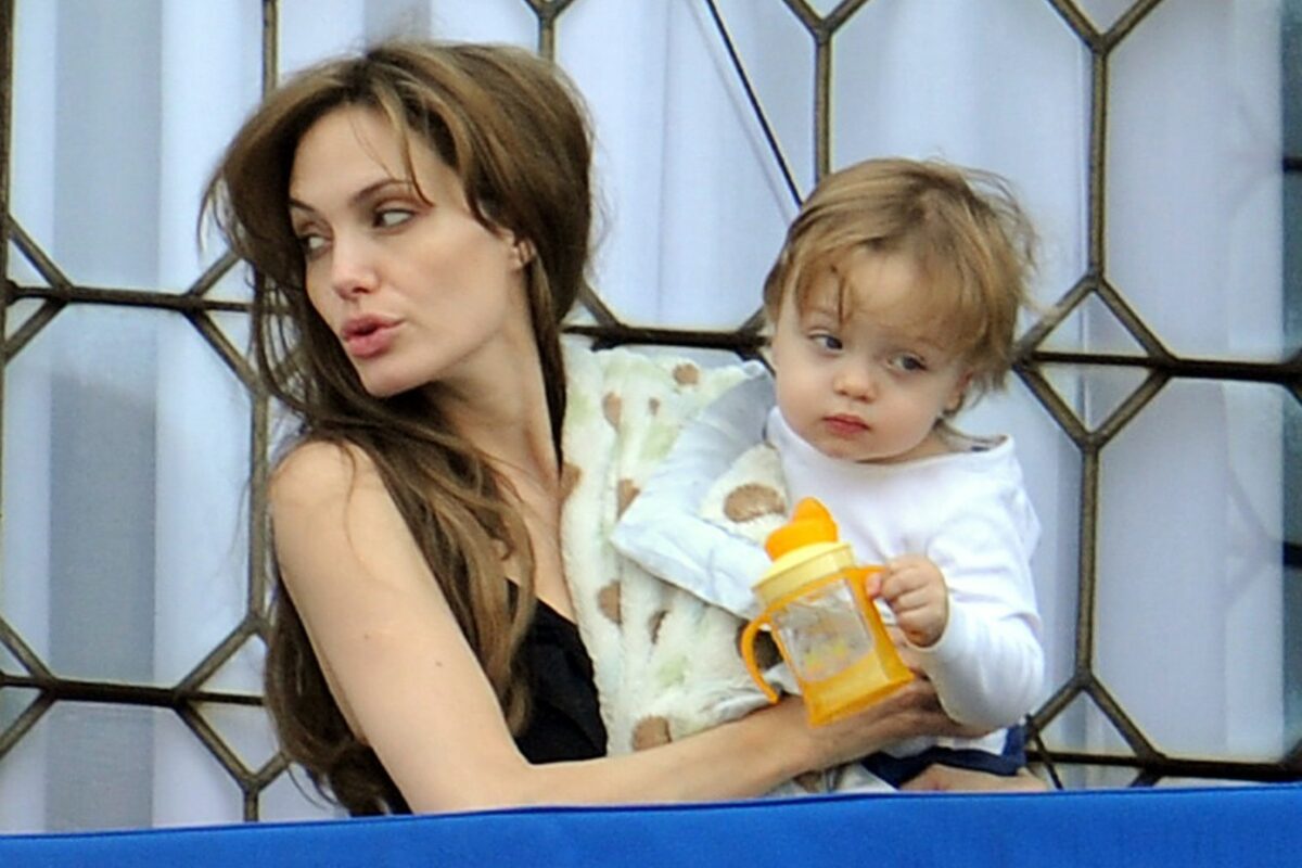 Angelina o ține în brațe pe Vivienne, la balconul unei camere, pe când fata era mică