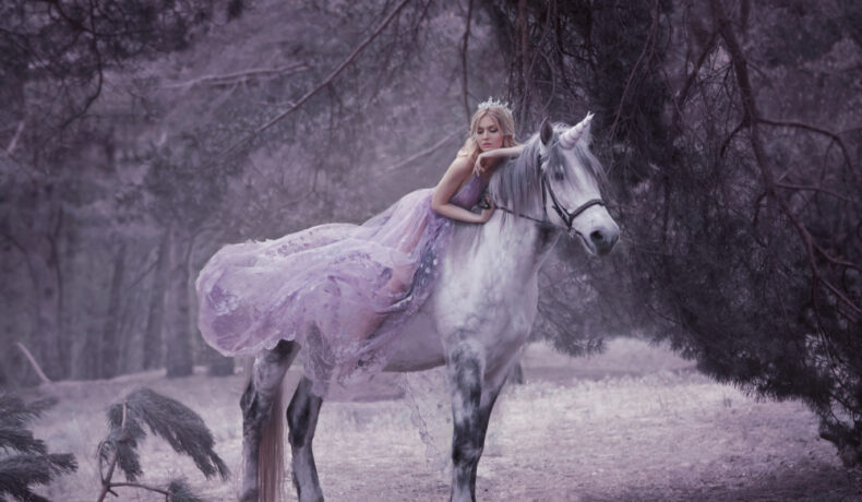 Fată frumoasă îmbrăcată în alb stă pe un cal alb