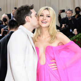 Brooklyn Beckham își sărută soția pe obraz, la Met Gala 2022