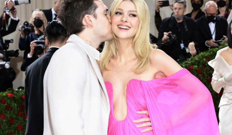 Brooklyn Beckham își sărută soția pe obraz, la Met Gala 2022