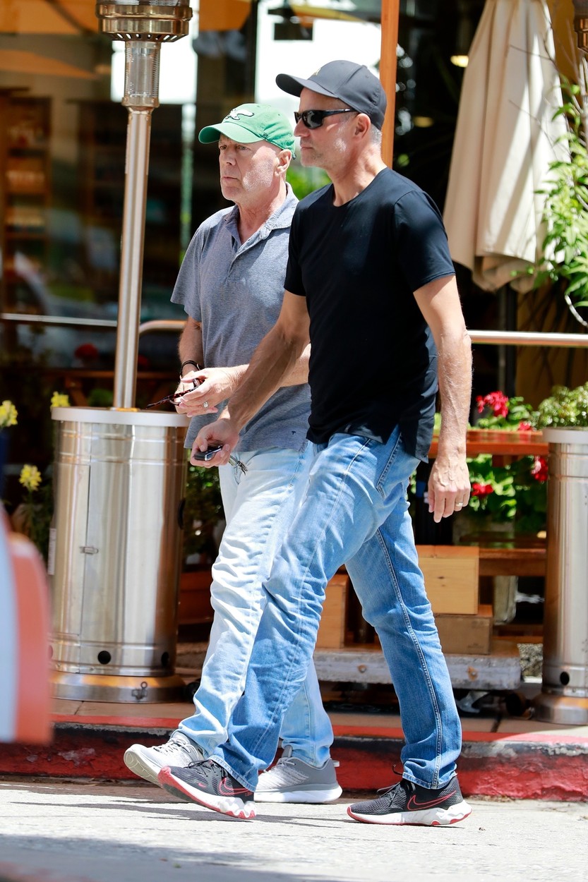 Bruce Willis, alături de un prieten în Los Angeles, la o plimbare