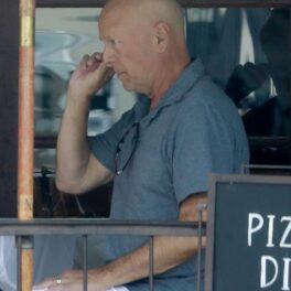 Bruce Willis își curăță nasul în public, la o terasă a unui restaurant din Los Angeles