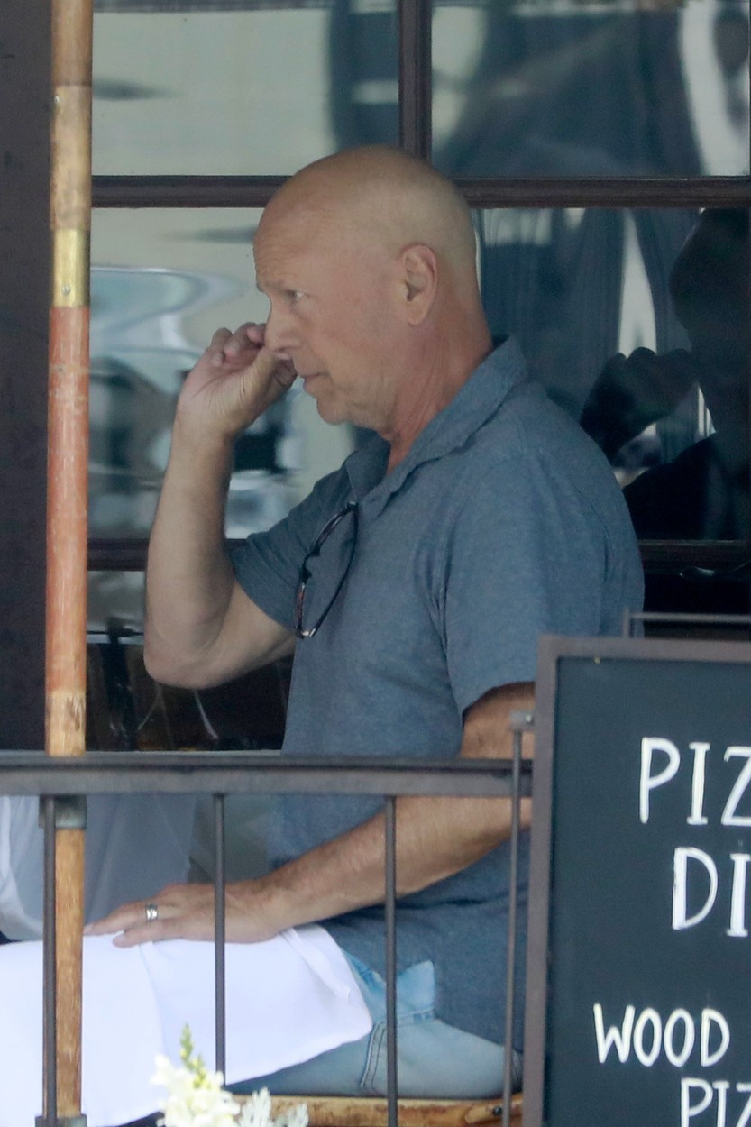 Bruce Willis își curăță nasul în public, la o terasă a unui restaurant din Los Angeles