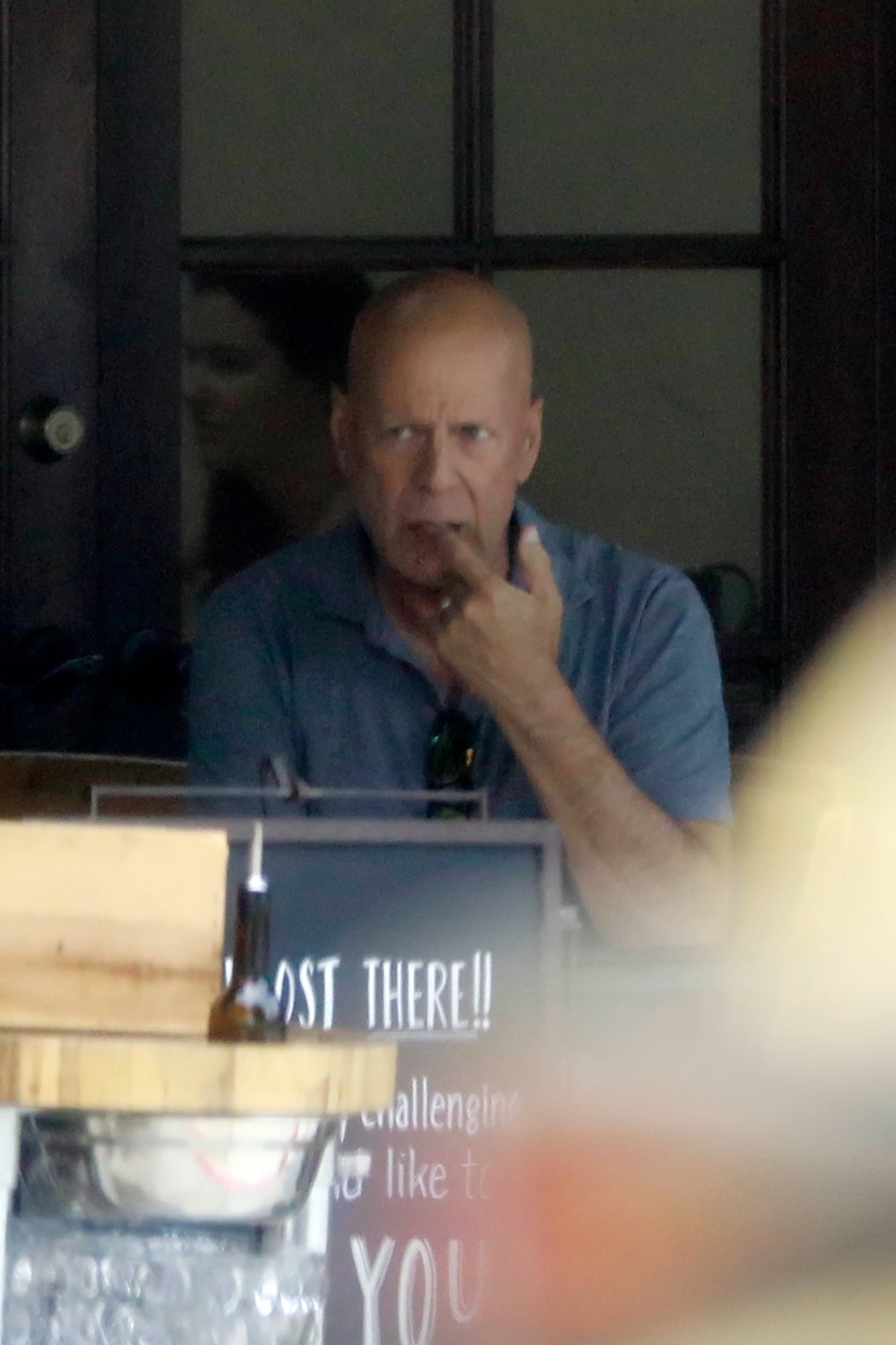 Bruce Willis, la un restaurant din Los Angeles, în timp ce își curăță dinții
