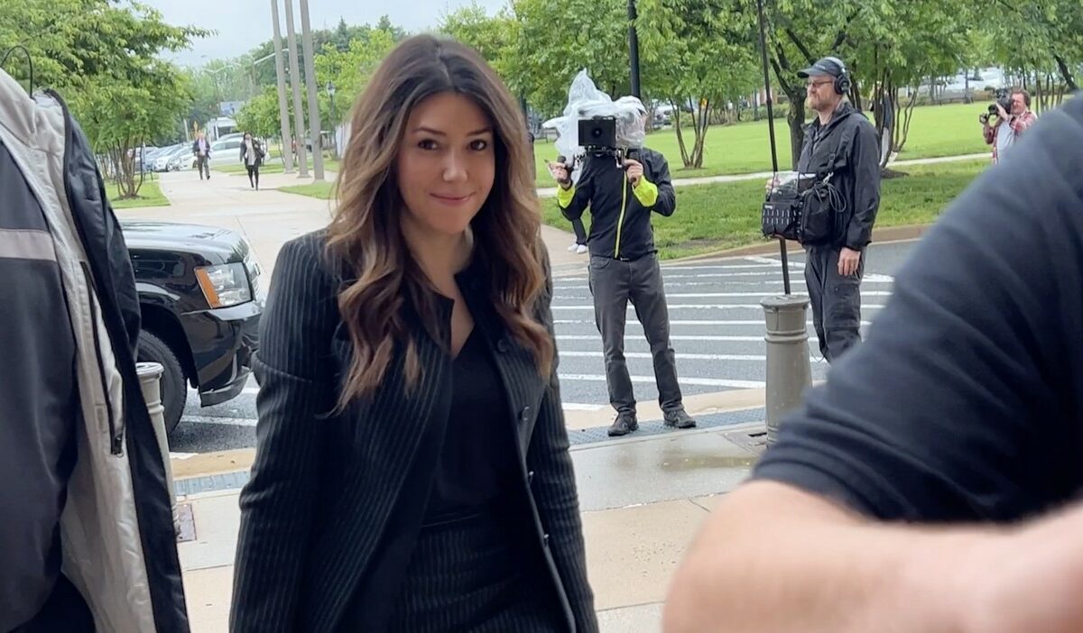 Camille Vasquez, îmbrăcată în negru, la intrarea într-un tribunal
