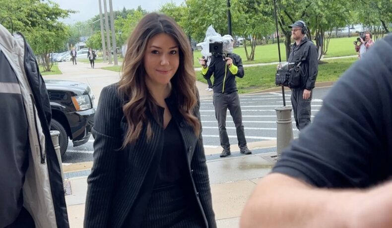 Camille Vasquez, îmbrăcată în negru, la intrarea într-un tribunal
