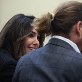Johnny Depp și Camille Vasquez se amuză în sala de judecată